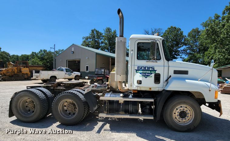 image for item MK9064 2000 Mack CH613  semi truck