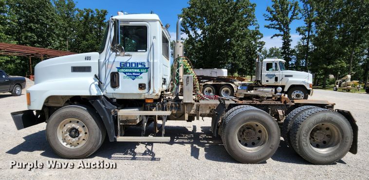 image for item MK9064 2000 Mack CH613  semi truck