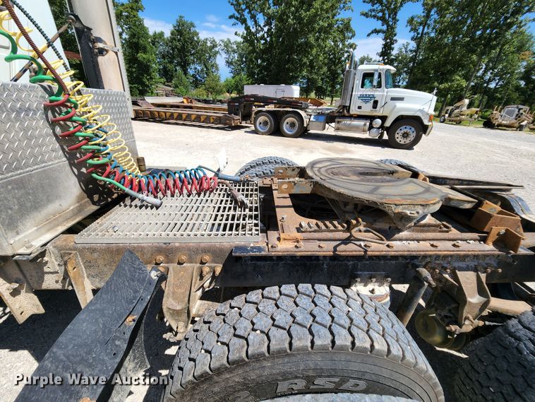 image for item MK9064 2000 Mack CH613  semi truck