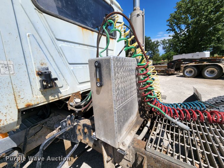 image for item MK9064 2000 Mack CH613  semi truck