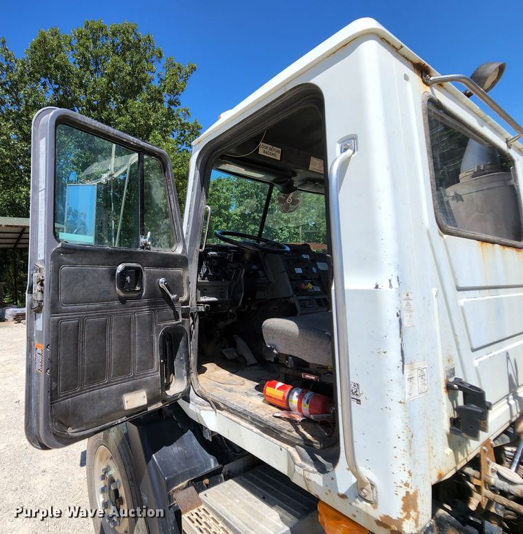 image for item MK9064 2000 Mack CH613  semi truck