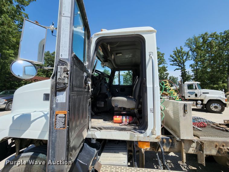 image for item MK9064 2000 Mack CH613  semi truck