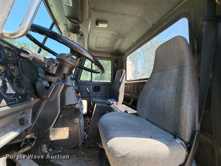 image for item MK9064 2000 Mack CH613  semi truck