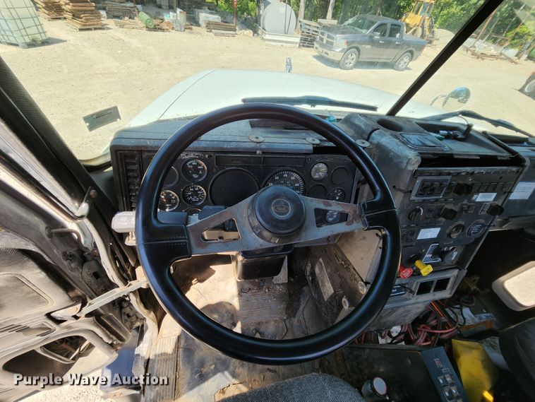 image for item MK9064 2000 Mack CH613  semi truck