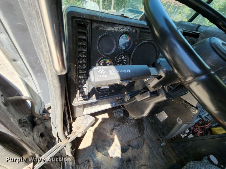 image for item MK9064 2000 Mack CH613  semi truck