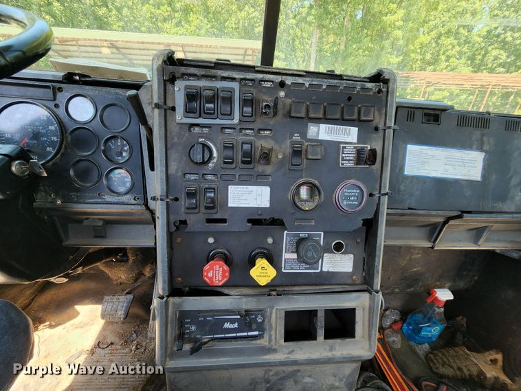 image for item MK9064 2000 Mack CH613  semi truck