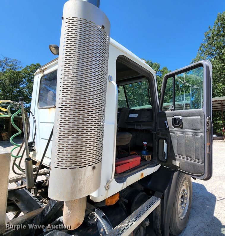 image for item MK9064 2000 Mack CH613  semi truck