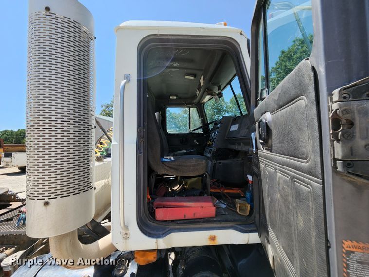 image for item MK9064 2000 Mack CH613  semi truck