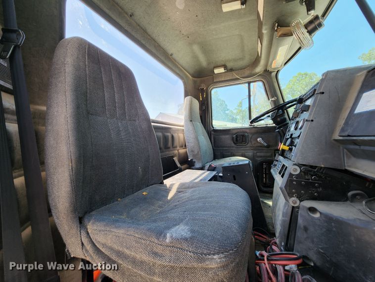 image for item MK9064 2000 Mack CH613  semi truck