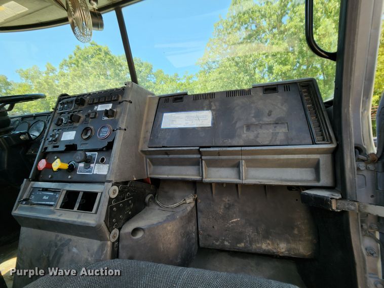 image for item MK9064 2000 Mack CH613  semi truck