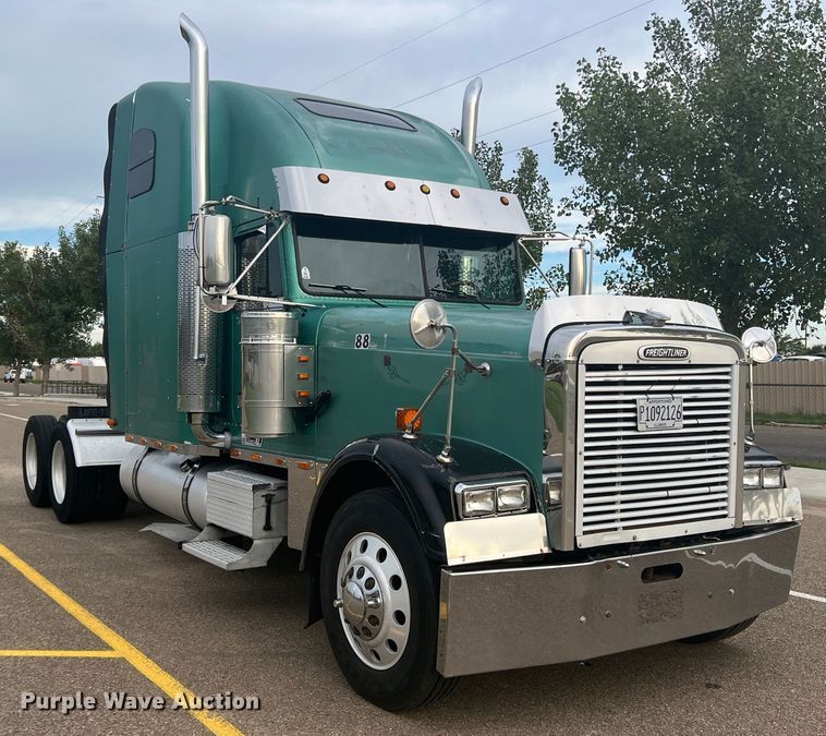 image for item MQ9785 2001 Freightliner FLD  semi truck