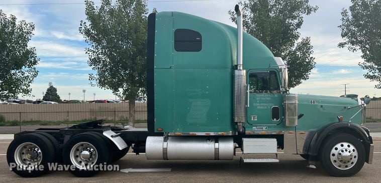 image for item MQ9785 2001 Freightliner FLD  semi truck