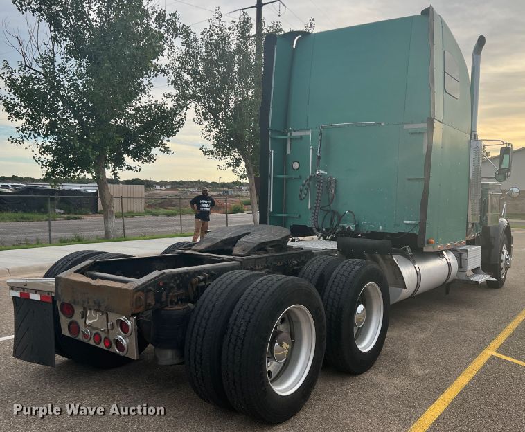 image for item MQ9785 2001 Freightliner FLD  semi truck