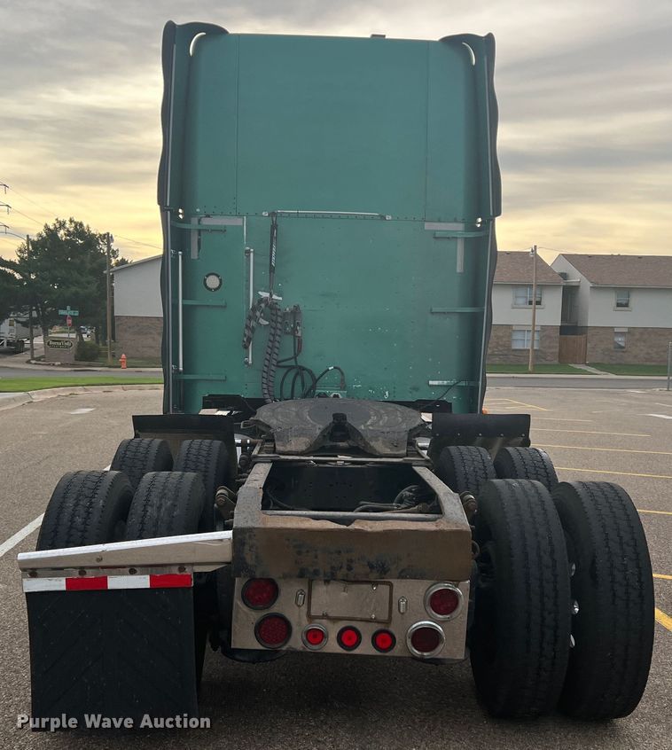 image for item MQ9785 2001 Freightliner FLD  semi truck