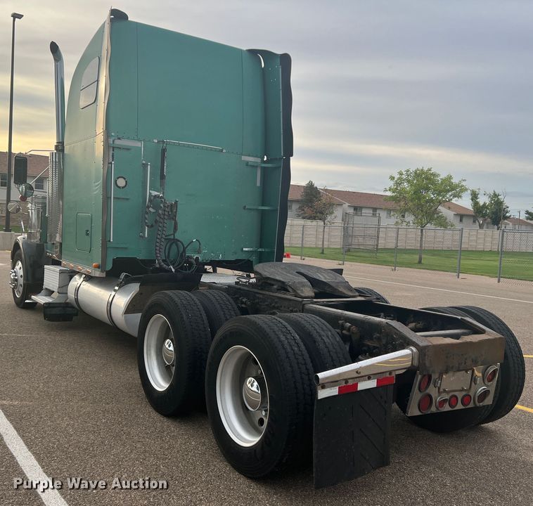 image for item MQ9785 2001 Freightliner FLD  semi truck