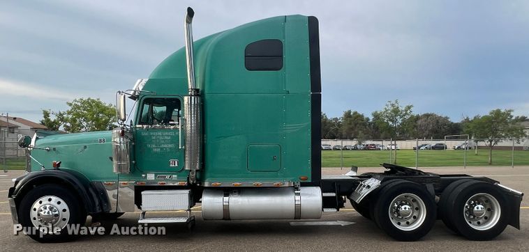 image for item MQ9785 2001 Freightliner FLD  semi truck