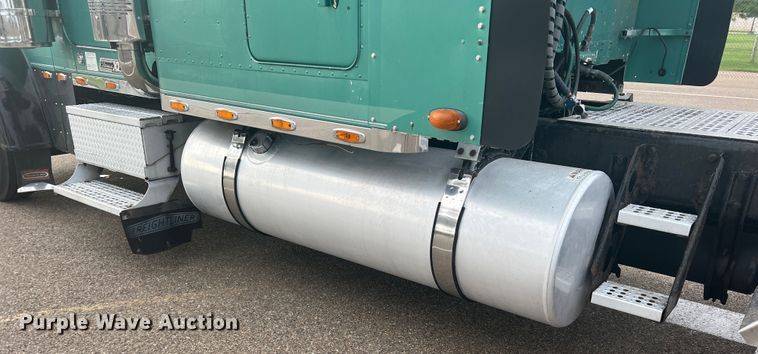 image for item MQ9785 2001 Freightliner FLD  semi truck