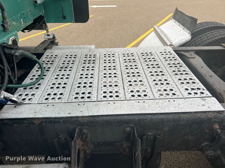 image for item MQ9785 2001 Freightliner FLD  semi truck