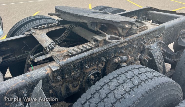 image for item MQ9785 2001 Freightliner FLD  semi truck