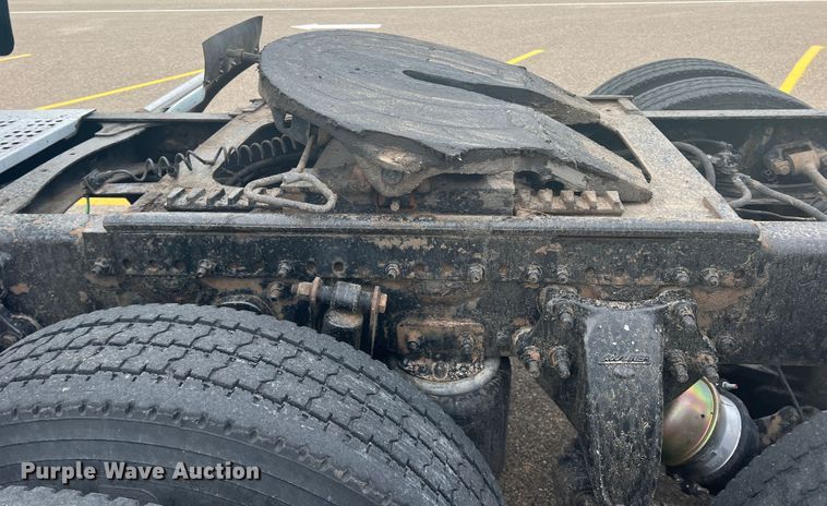 image for item MQ9785 2001 Freightliner FLD  semi truck