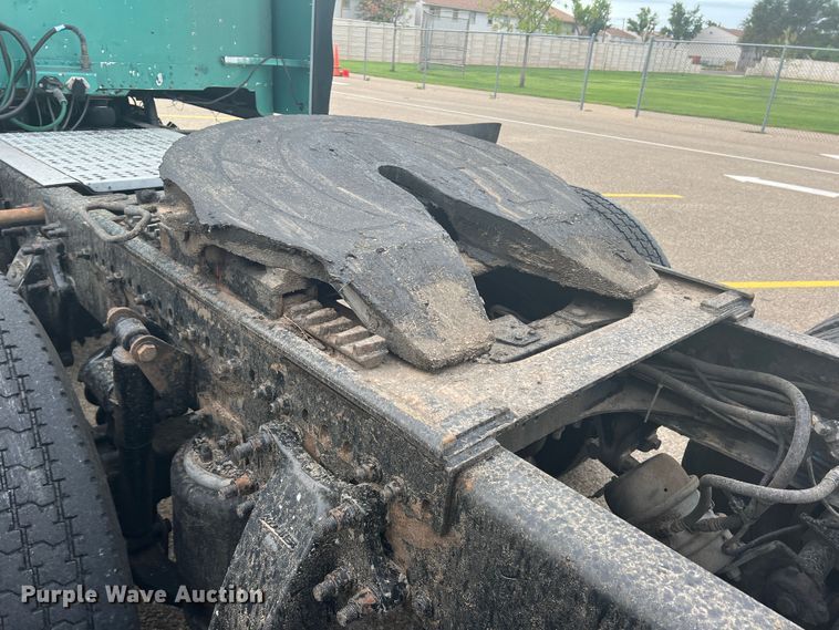 image for item MQ9785 2001 Freightliner FLD  semi truck