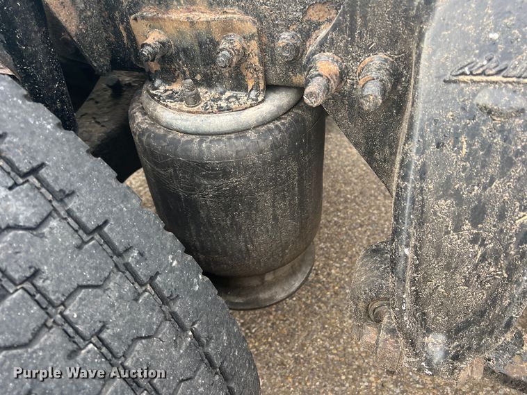 image for item MQ9785 2001 Freightliner FLD  semi truck