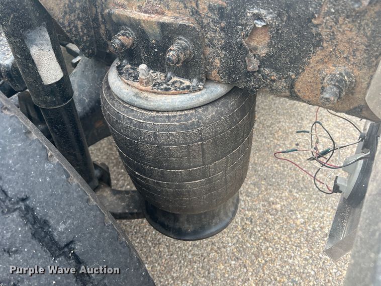 image for item MQ9785 2001 Freightliner FLD  semi truck