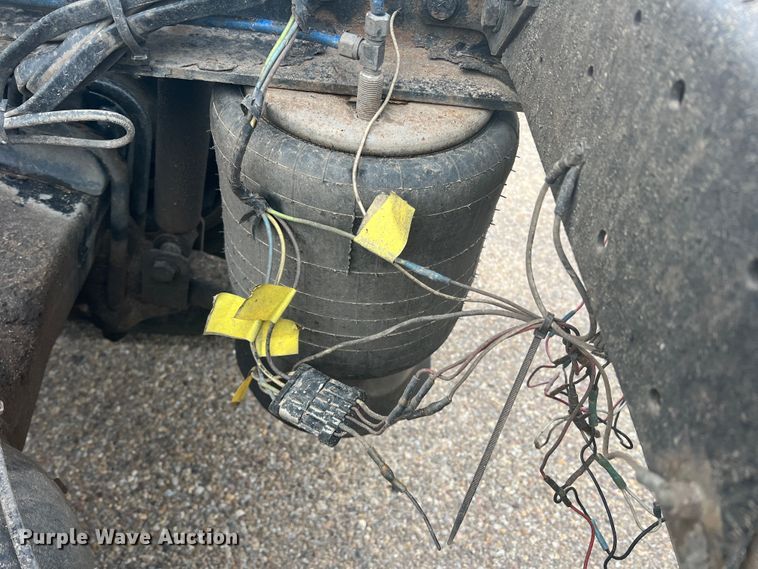 image for item MQ9785 2001 Freightliner FLD  semi truck