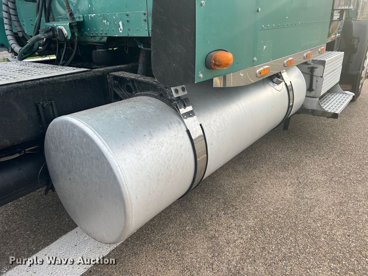 image for item MQ9785 2001 Freightliner FLD  semi truck