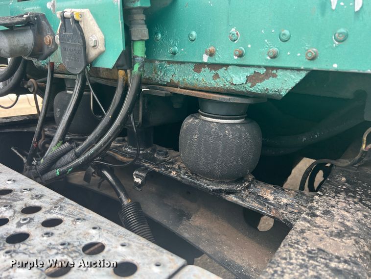 image for item MQ9785 2001 Freightliner FLD  semi truck