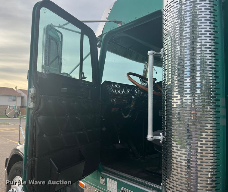 image for item MQ9785 2001 Freightliner FLD  semi truck