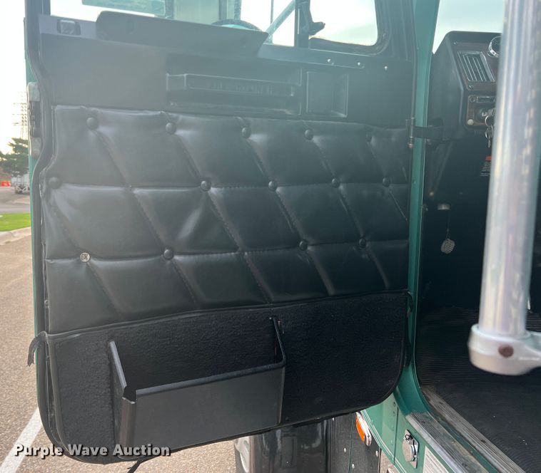 image for item MQ9785 2001 Freightliner FLD  semi truck