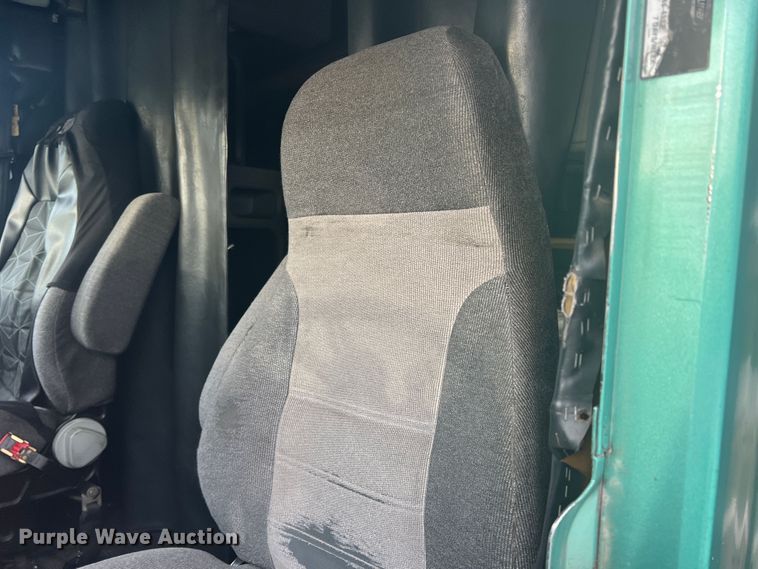 image for item MQ9785 2001 Freightliner FLD  semi truck