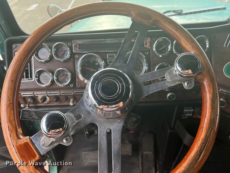 image for item MQ9785 2001 Freightliner FLD  semi truck