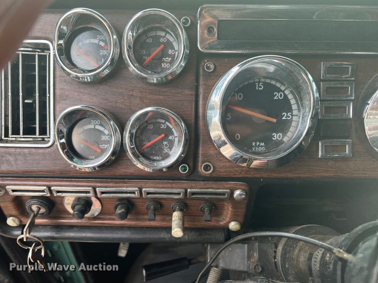 image for item MQ9785 2001 Freightliner FLD  semi truck