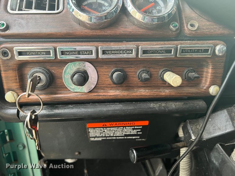 image for item MQ9785 2001 Freightliner FLD  semi truck