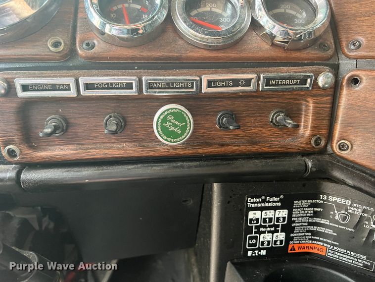 image for item MQ9785 2001 Freightliner FLD  semi truck