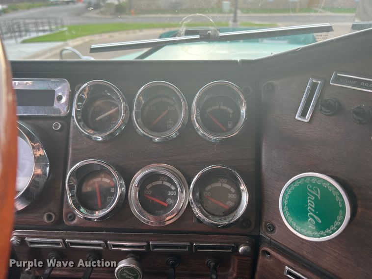 image for item MQ9785 2001 Freightliner FLD  semi truck