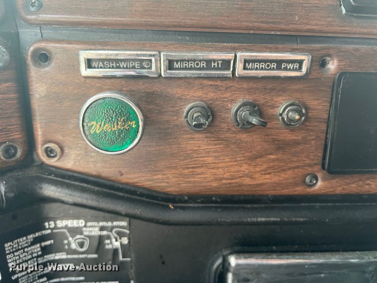 image for item MQ9785 2001 Freightliner FLD  semi truck