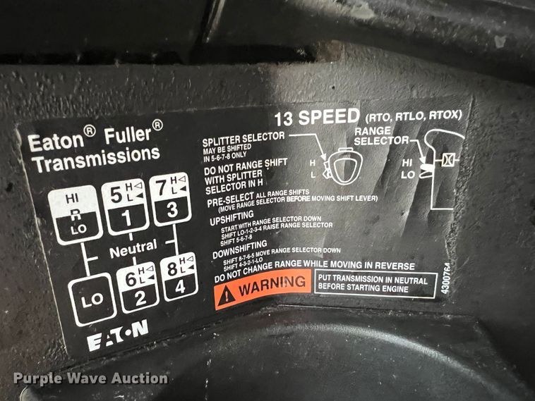 image for item MQ9785 2001 Freightliner FLD  semi truck