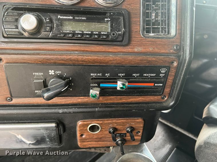 image for item MQ9785 2001 Freightliner FLD  semi truck