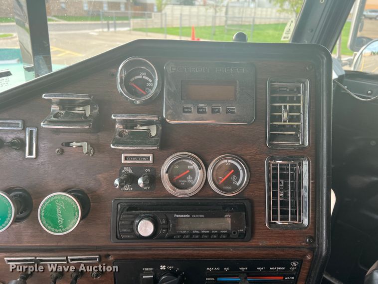 image for item MQ9785 2001 Freightliner FLD  semi truck