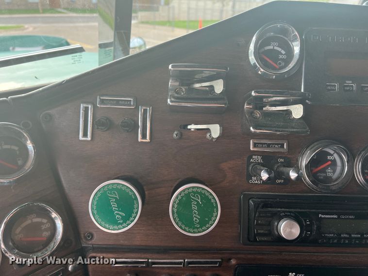 image for item MQ9785 2001 Freightliner FLD  semi truck