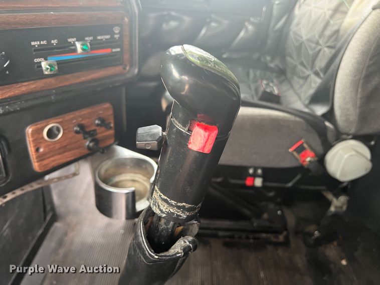 image for item MQ9785 2001 Freightliner FLD  semi truck