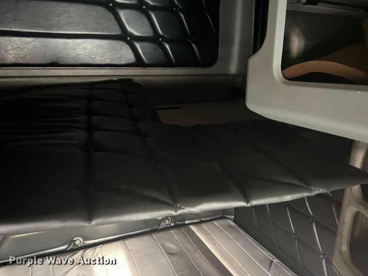 image for item MQ9785 2001 Freightliner FLD  semi truck