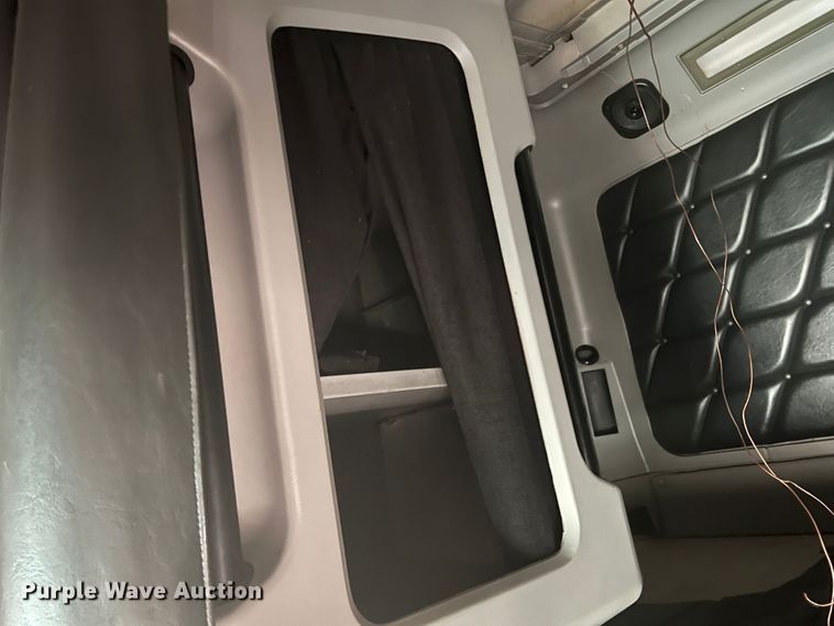 image for item MQ9785 2001 Freightliner FLD  semi truck