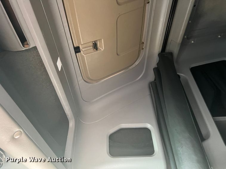 image for item MQ9785 2001 Freightliner FLD  semi truck