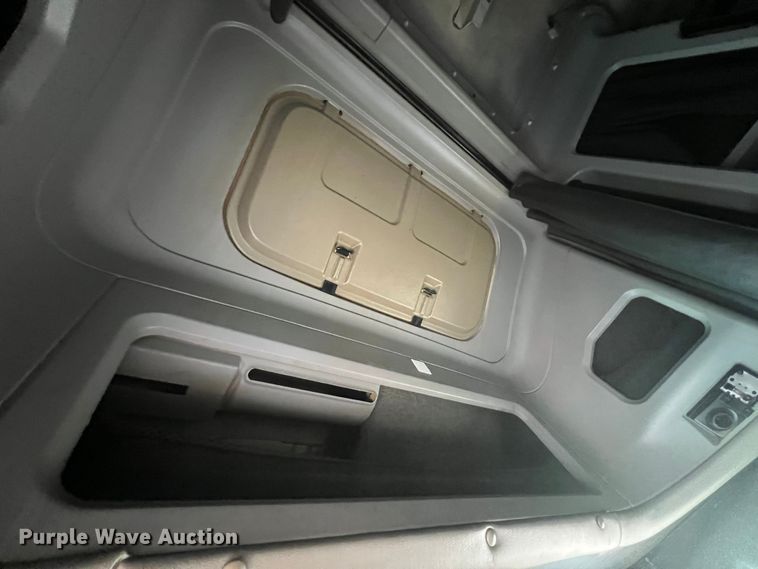 image for item MQ9785 2001 Freightliner FLD  semi truck