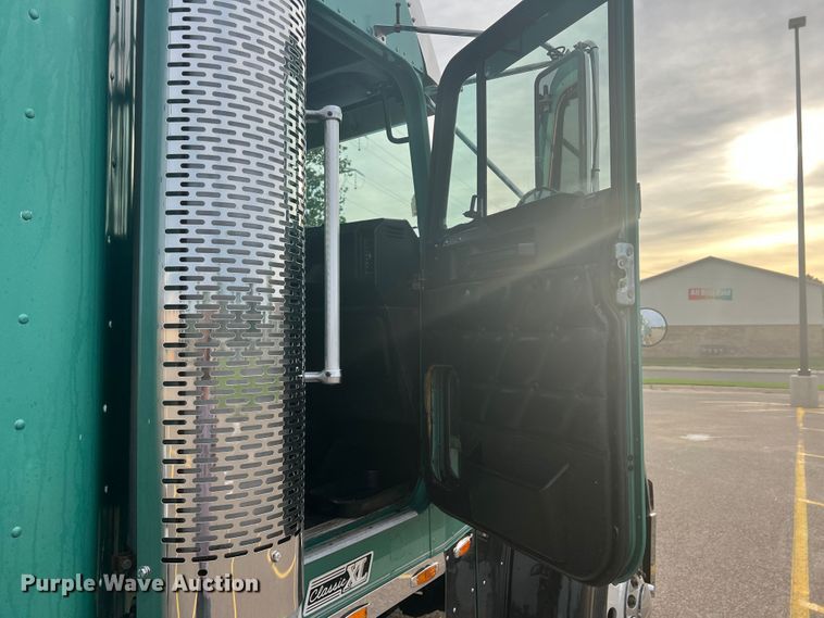 image for item MQ9785 2001 Freightliner FLD  semi truck