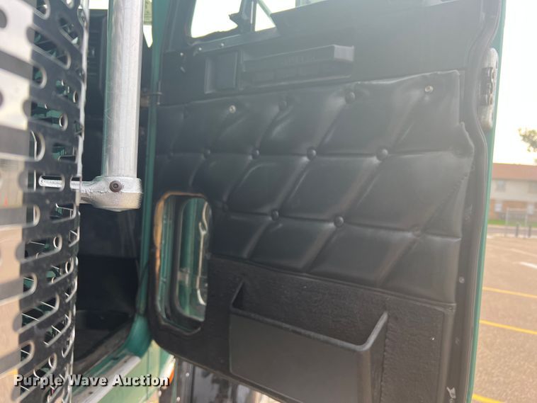 image for item MQ9785 2001 Freightliner FLD  semi truck